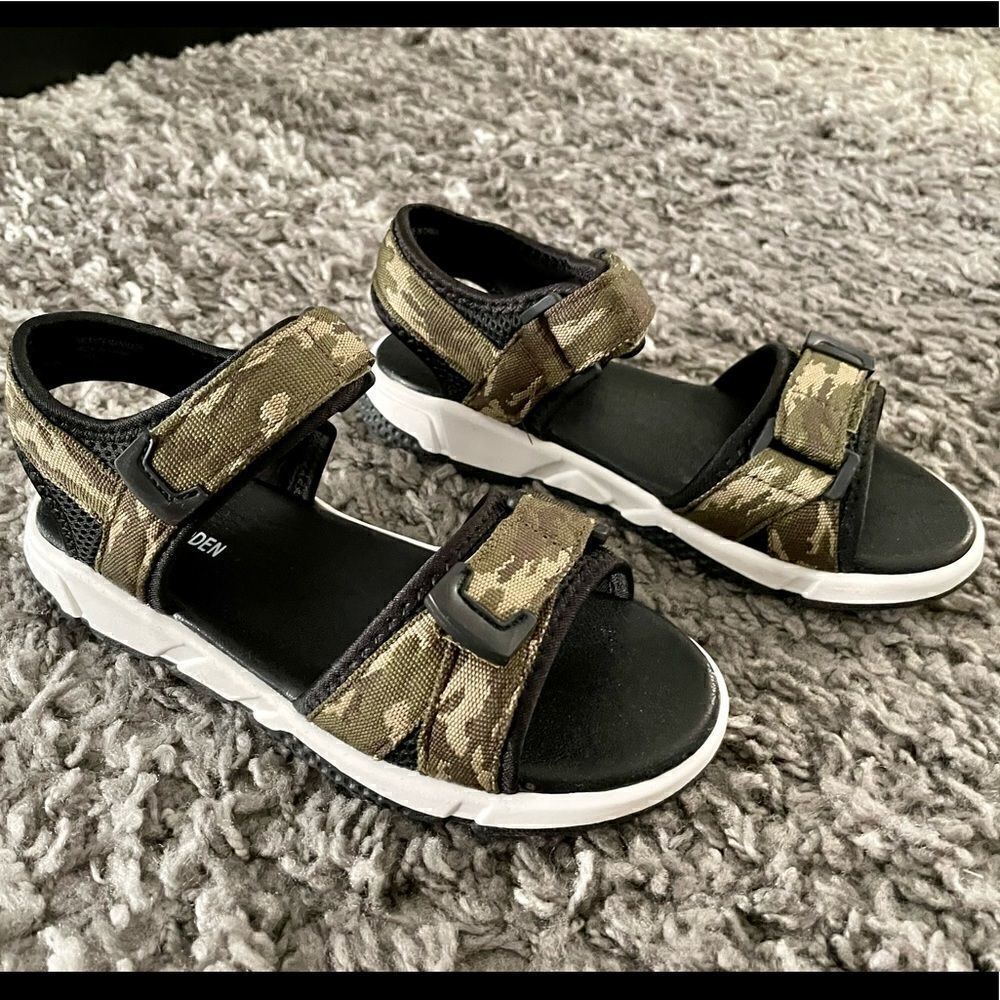 NIB Steve Madden Kid’s Homer Sandals